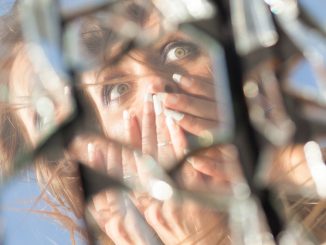 Pourquoi briser un miroir nous garantirait 7 ans de malheur ?
